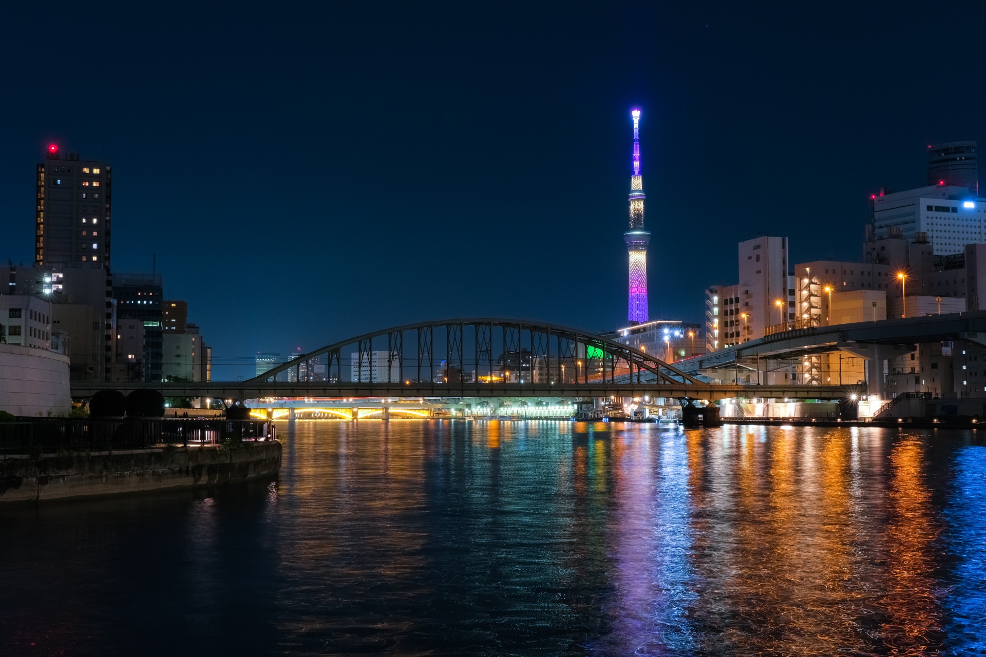 おしゃれなバーで過ごす時間 | 東京都浅草周辺のバーならReBAR