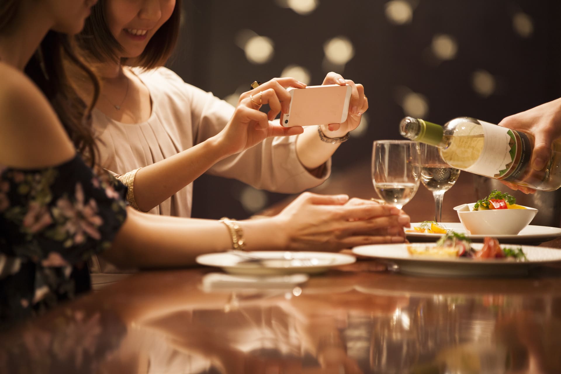 女子会とおしゃれな夜景 | 東京都浅草周辺のバーならReBAR