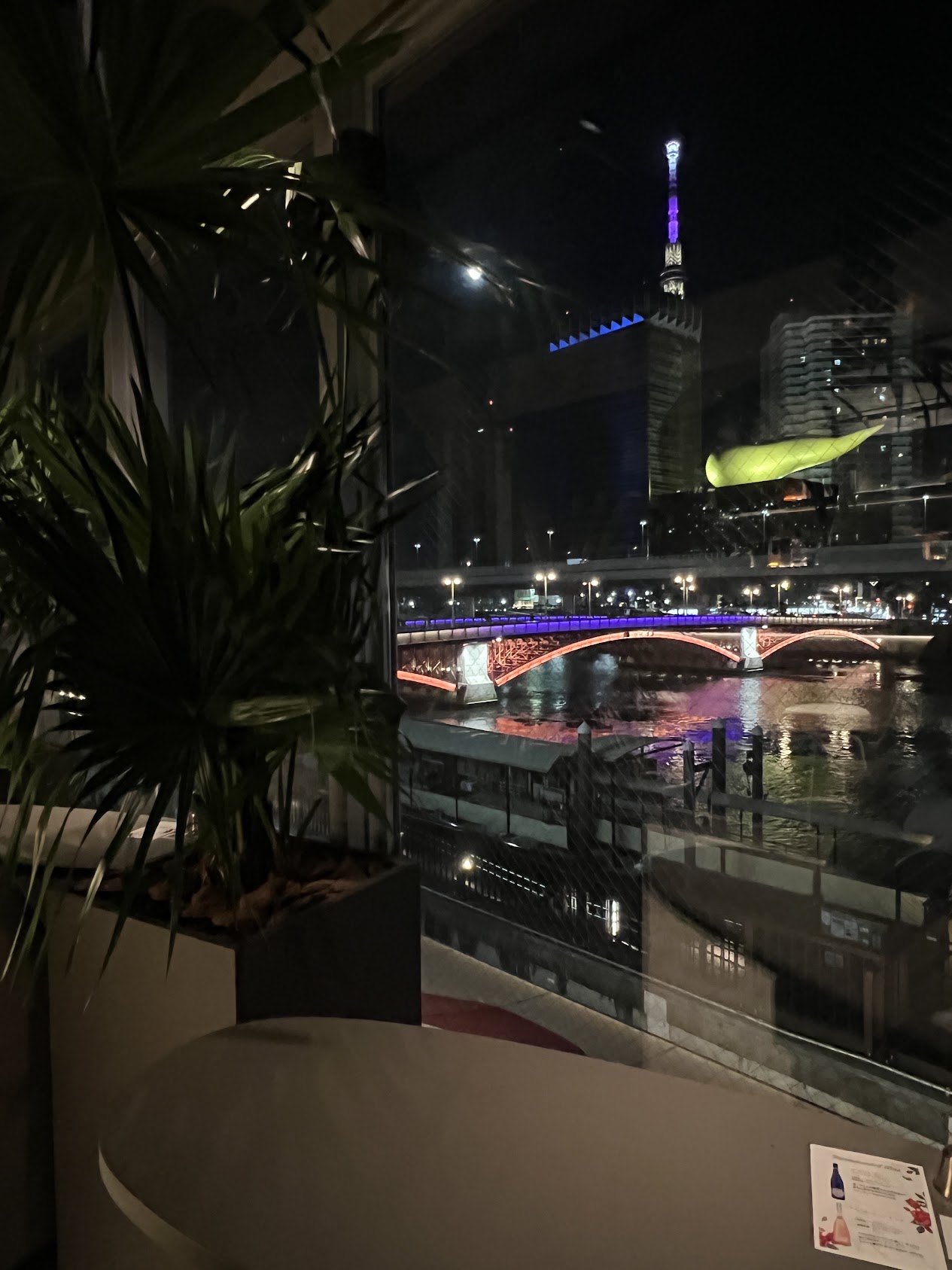ロマンティックな夜景と共に、大切な人との特別なひとときを。