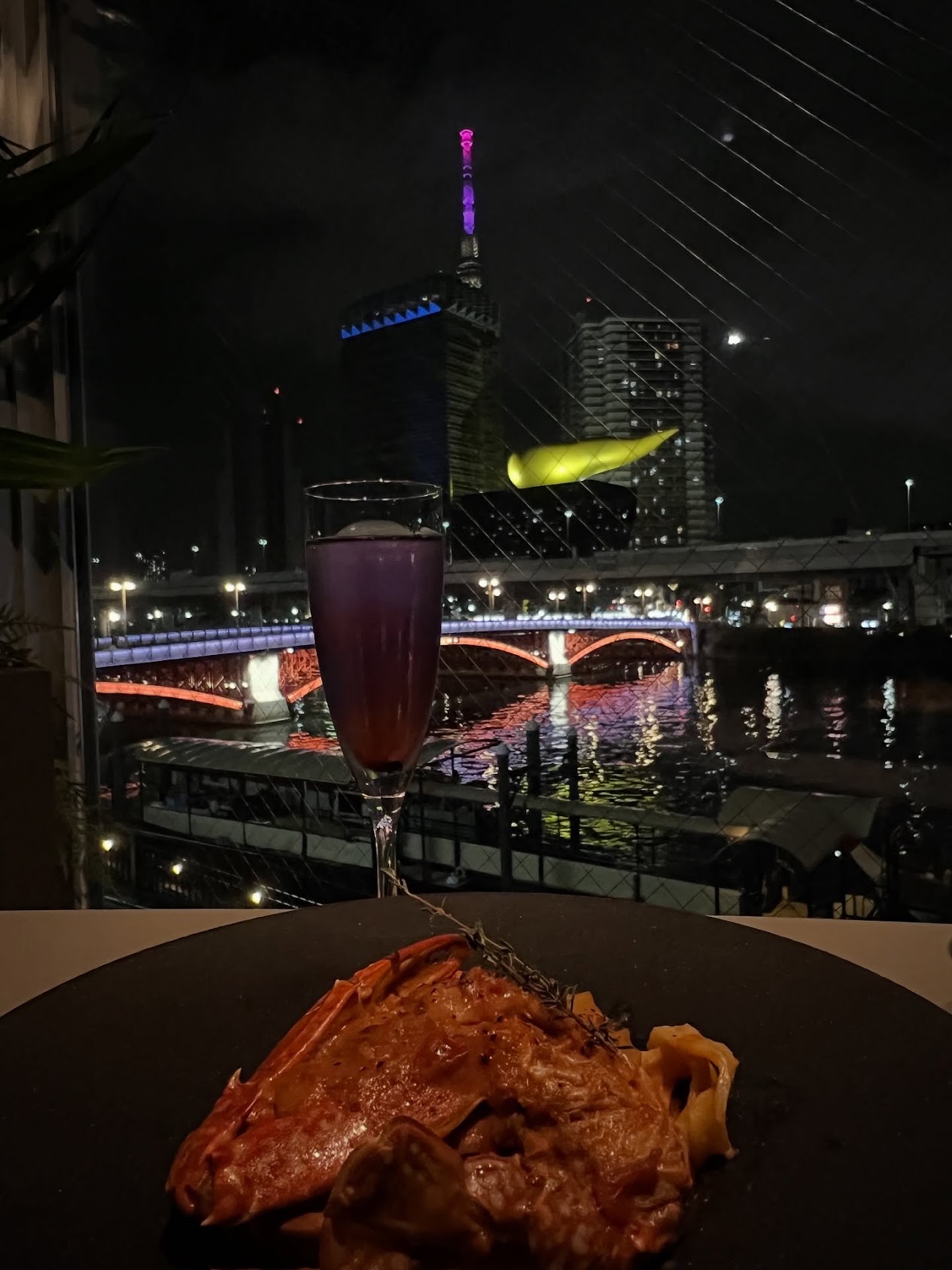 夜景を眺めながら大人のデートを楽しむ隠れ家