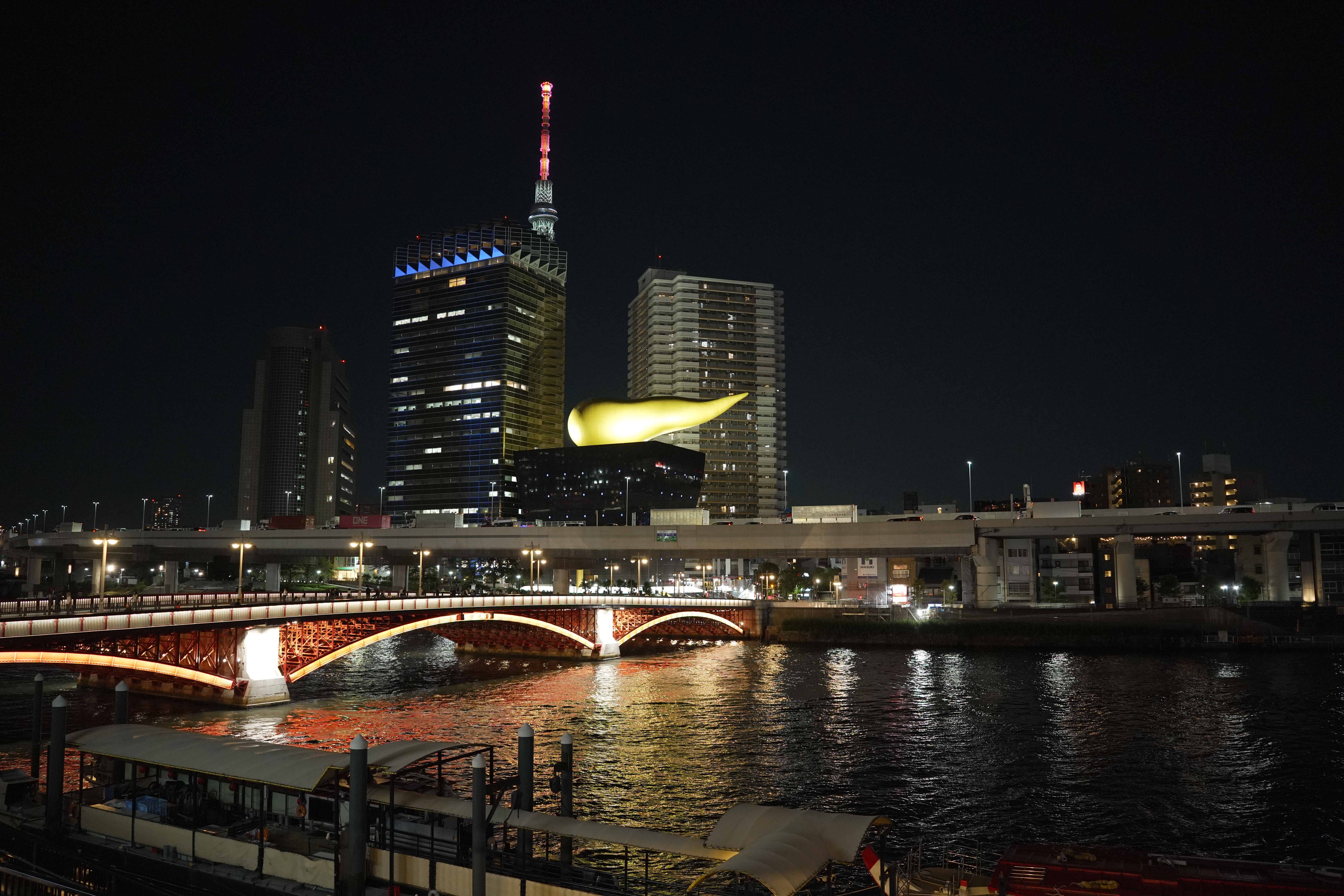 夜景を背に、カジュアルなひとときを。