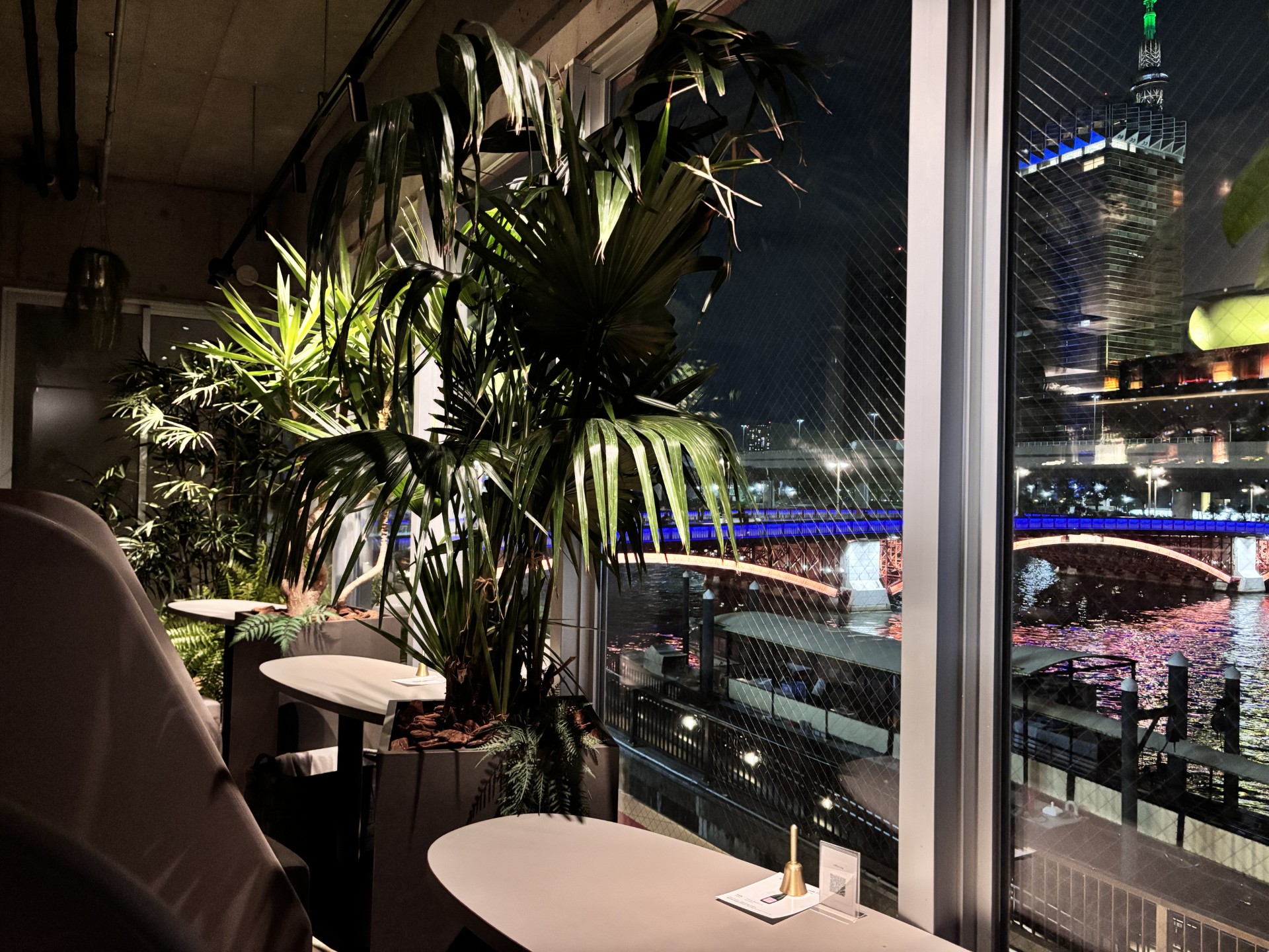 扉を開けば、浅草の夜がふたりの時間に。心ほどける隠れ家バー、ReBAR。