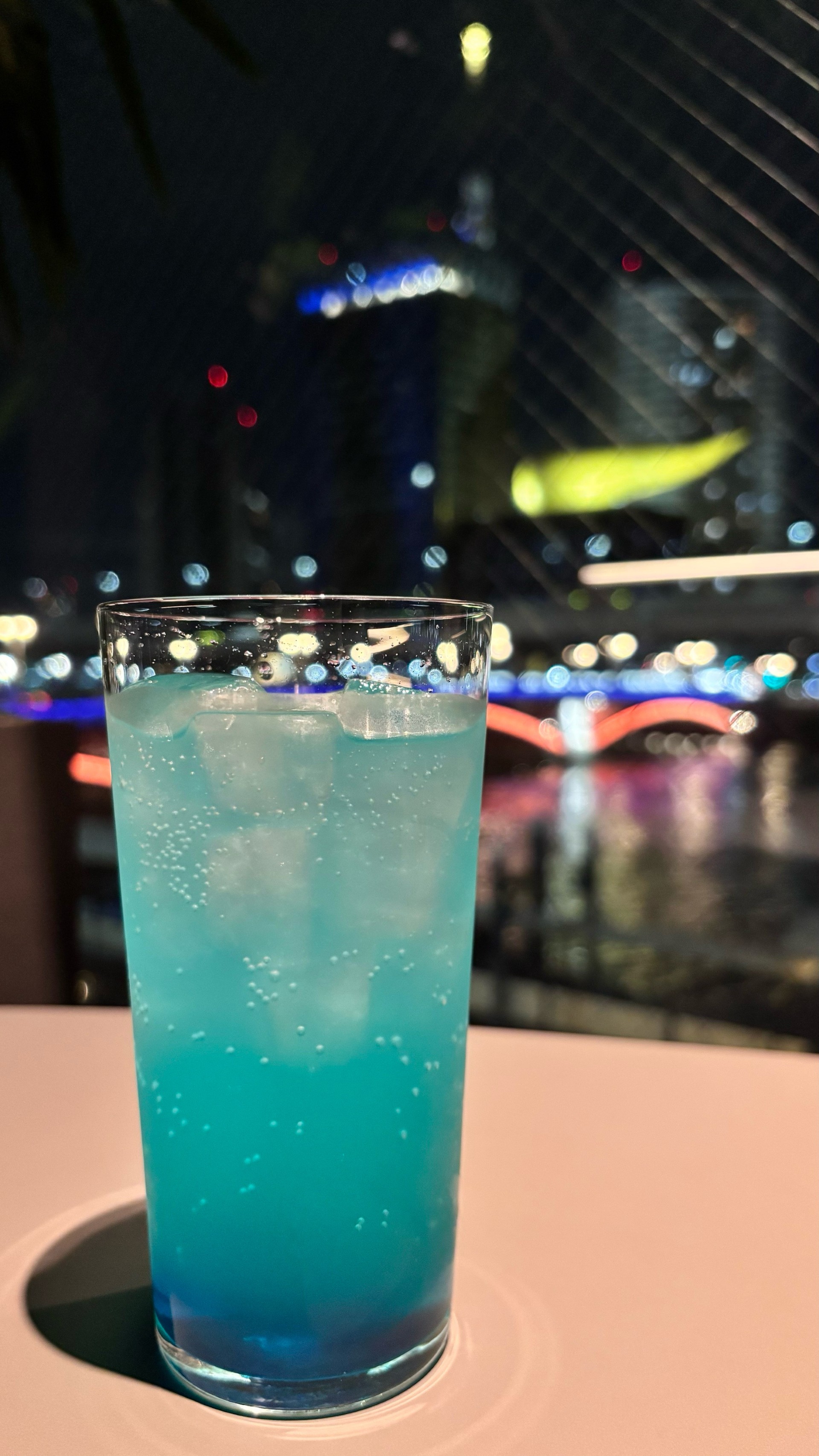 夜景に映える一杯と、季節を味わうディナー